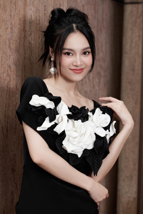 Sixdo Black Midi Silk Dress With Flower